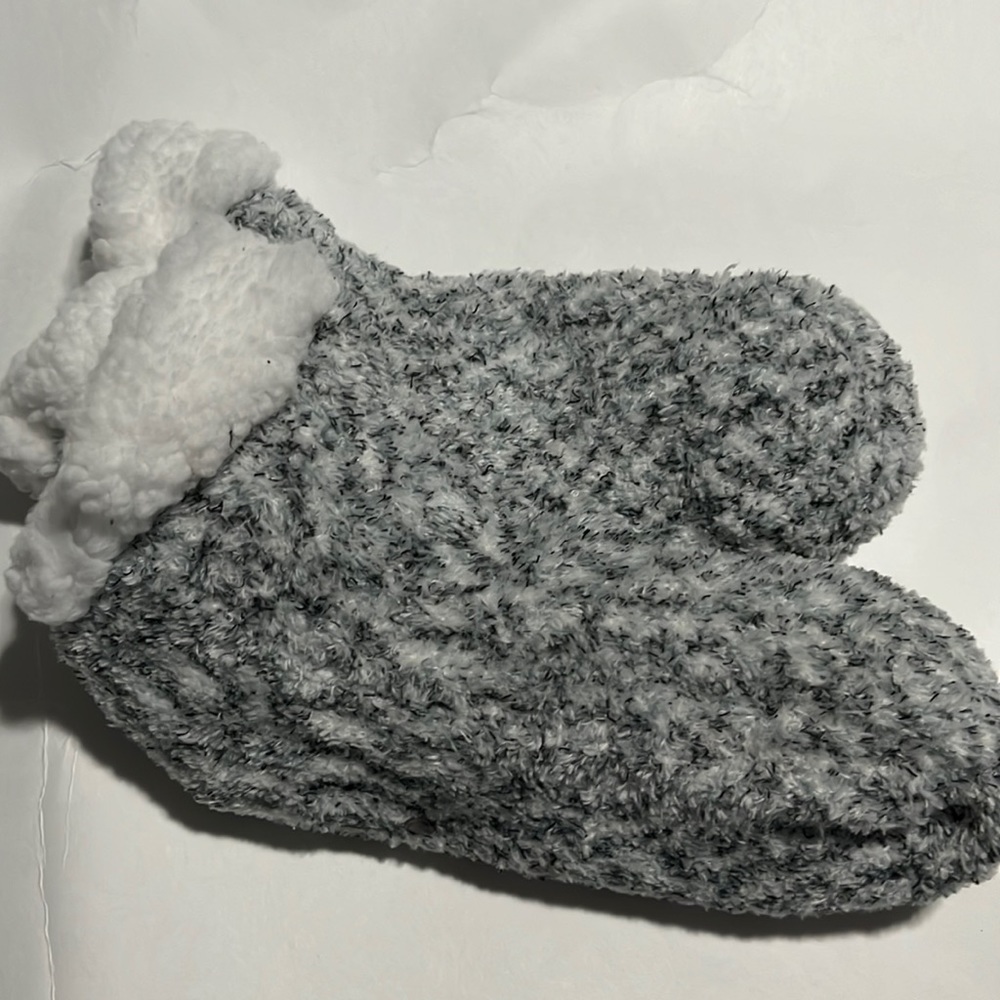 NWOT fuzzy non-slip over the ankle slippers